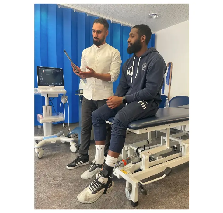Physiotherapist Zubair discussing real time results from strength testing with DynaMo Plus